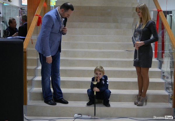 Бізнесмен і шоумен Андрій Котищук був ведучим. Розігрувати призи йому допомагав п’ятирічний син Андрія Козюри Володя