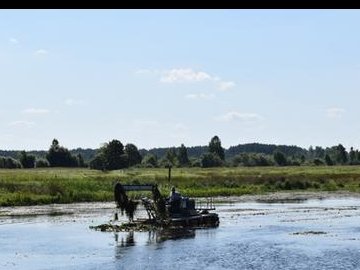 На Любешівщині водойми чистить машина-амфібія