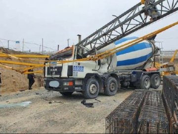 У Дніпрі будівельний кран упав на кабіну бетонозмішувача, водій загинув