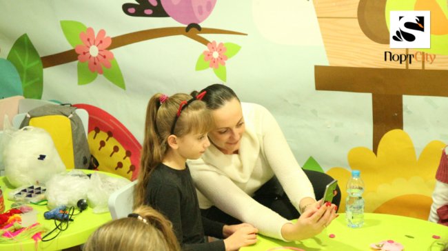 У «ПортCity» влаштували майстер-клас з пошиття фетрових іграшок*