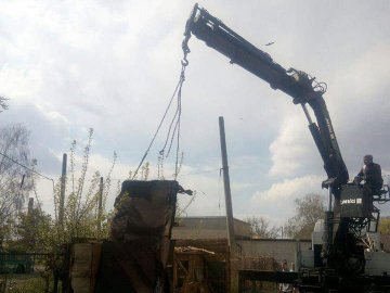 На двох вулицях Луцька муніципали зносили сараї. ФОТО