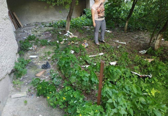 Лучанин викидав сміття на вулицю через вікно своєї квартири