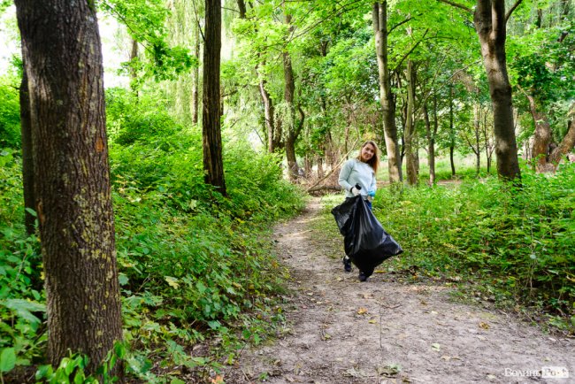 «Ми можемо прибрати, а ви хоча б не смітіть»: як у Луцьку розчищали парк на Потебні