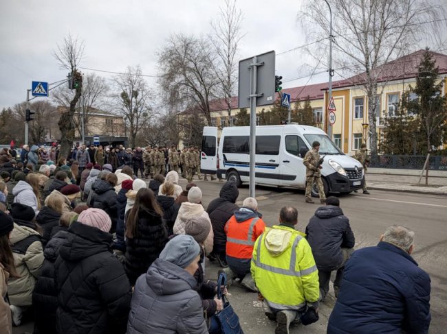«Приходьте прощатися з Героями, щоб знати, яких людей втрачаємо»: на Волині провели в останню путь Олександра Тужилова