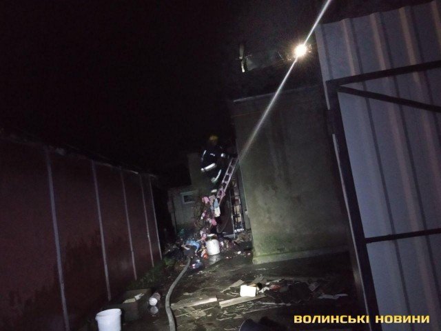 У Луцьку вночі горів  житловий будинок. ФОТО. ВІДЕО