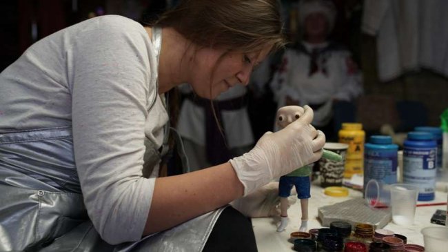 Лучанка отримала стипендію на мрію: вона створює ляльки для анімації