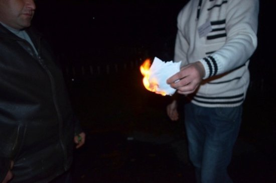 На Волині головуючий на дільниці спалив списки, які вів «контролер» від комуністів. ФОТО