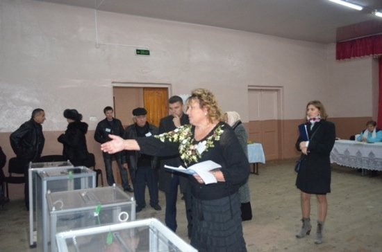 На Волині головуючий на дільниці спалив списки, які вів «контролер» від комуністів. ФОТО