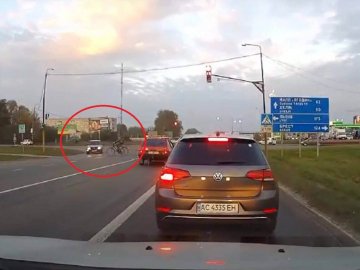 У місті на Волині велосипедист порушив ПДР і потрапив під колеса автівки. ВІДЕО
