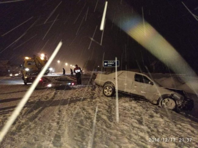 Автівка злетіла в кювет та перевернулась на дах: на Волині – автопригода з потерпілими. ФОТО