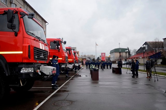 Волинські рятувальники отримали 4 нові пожежні автомобілі. ФОТО