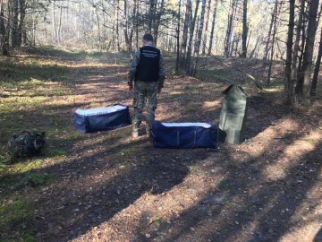 На Волині прикордонники знайшли в лісі контрабандні сигарети на понад пів мільйона гривень. ВІДЕО
