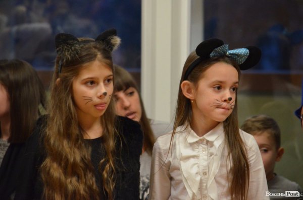  Ялинка, цукерки та мультяшні лемури: луцьким дітям влаштували новорічне свято