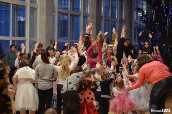  Ялинка, цукерки та мультяшні лемури: луцьким дітям влаштували новорічне свято