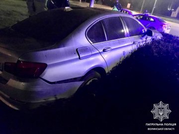 У Луцьку посеред кільця виявили покинутий водієм автомобіль. ФОТО