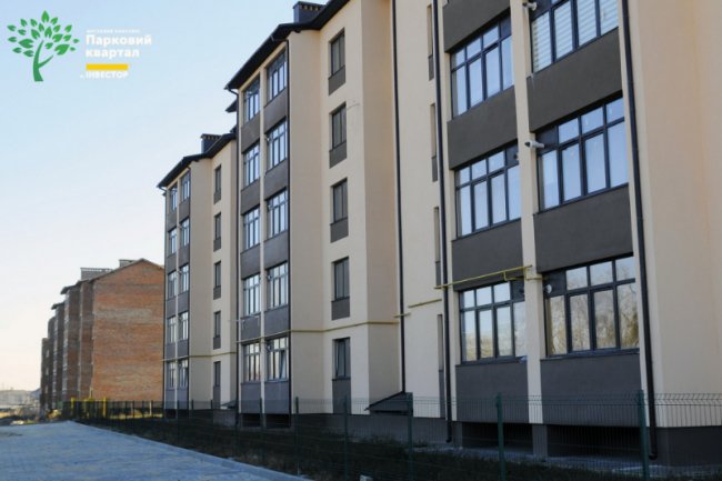 У другому будинку ЖК «Парковий квартал» встановлюють вікна та монтують дах. ФОТО*