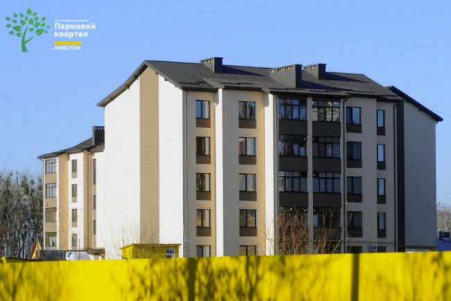 У другому будинку ЖК «Парковий квартал» встановлюють вікна та монтують дах. ФОТО*