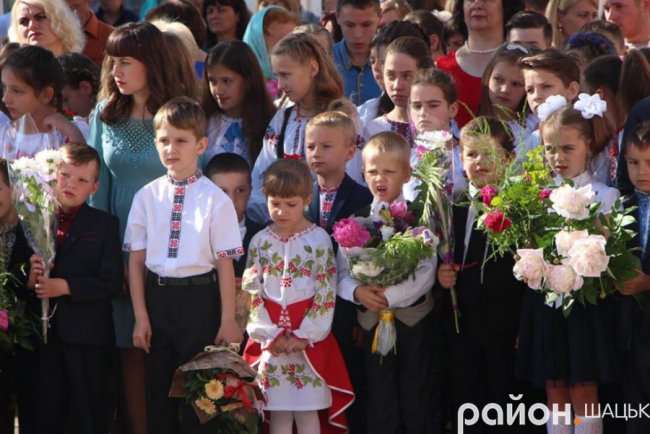 Волинські випускники зворушливо подякували вчительці