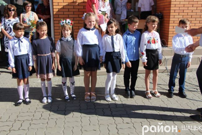 Волинські випускники зворушливо подякували вчительці