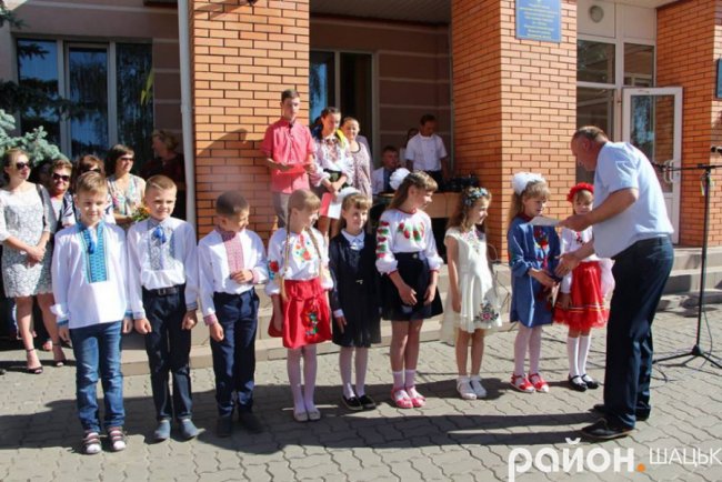 Волинські випускники зворушливо подякували вчительці