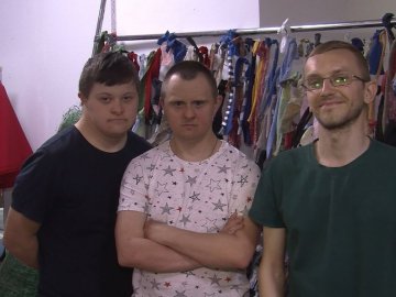 Як у луцькій кав’ярні, де працюють офіціанти з синдромом Дауна, діє волонтерський центр. ВІДЕО