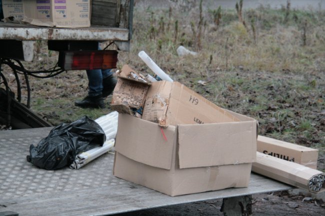 З Луцька вивезли вантажівку відпрацьованих ламп та термометрів. ФОТО
