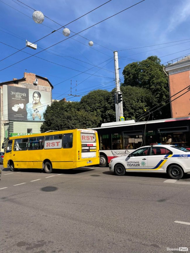 У центрі Луцька маршрутка збила чоловіка. ФОТО