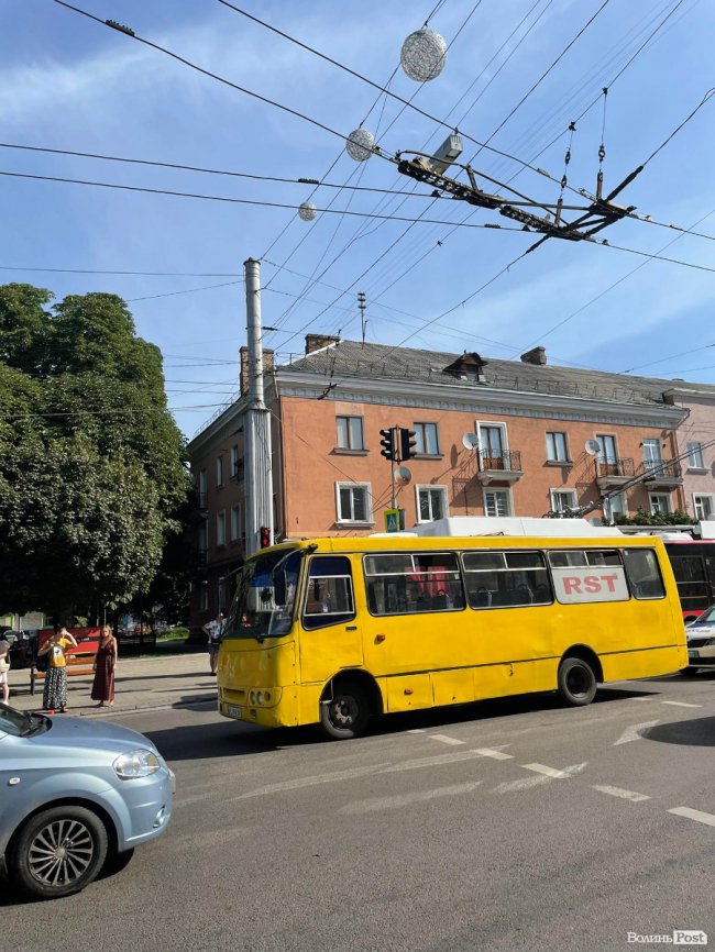 У центрі Луцька маршрутка збила чоловіка. ФОТО