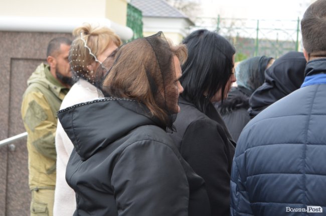 «Він захищав не лише свою сім‘ю»: у Луцьку попрощалися з Героєм. ФОТОРЕПОРТАЖ