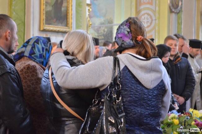 «Він захищав не лише свою сім‘ю»: у Луцьку попрощалися з Героєм. ФОТОРЕПОРТАЖ