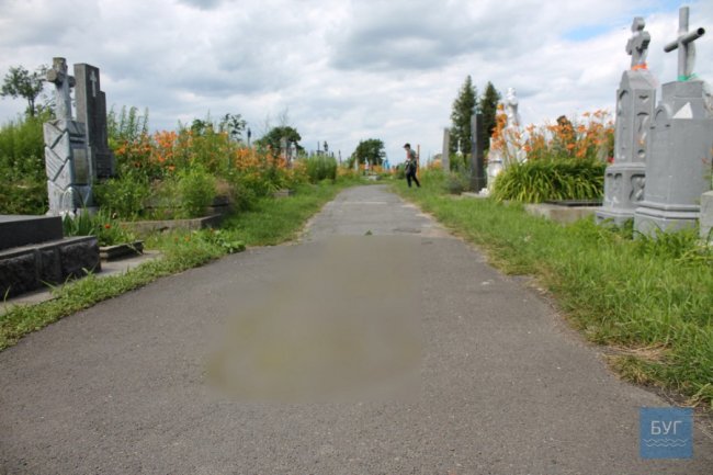 У Володимирі-Волинському на цвинтарі з'явилась реклама наркотиків. ФОТО