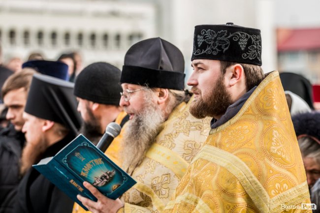 «Силою нашу церкву ніхто не забере»: як у Луцьку прихильники УПЦ (МП) на майдан вийшли. ФОТОРЕПОРТАЖ