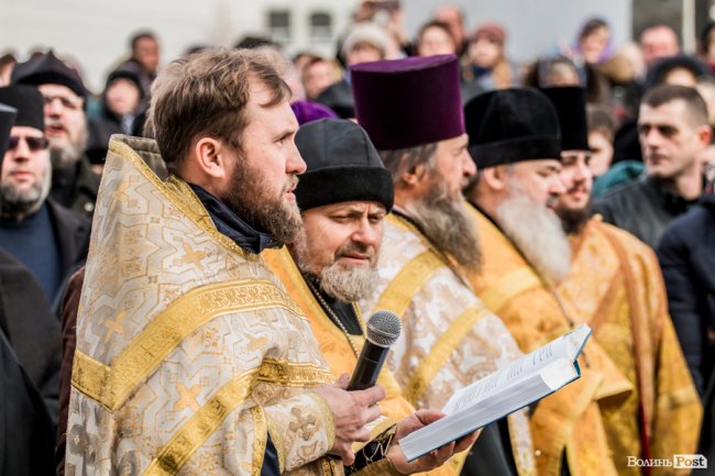 «Силою нашу церкву ніхто не забере»: як у Луцьку прихильники УПЦ (МП) на майдан вийшли. ФОТОРЕПОРТАЖ