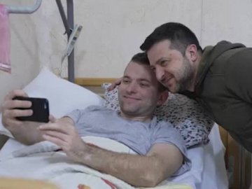 Зеленський відвідав поранених бійців ЗСУ. ВІДЕО 