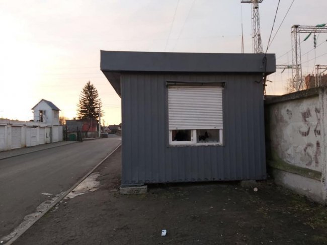 На Старому ринку розбили вікна тимчасової споруди муніципалів 