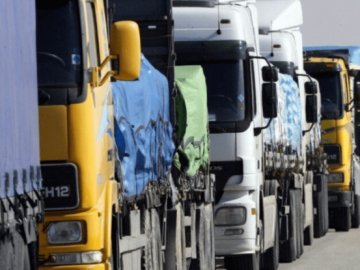 «Прорвалися» 20 вантажівок: яка ситуація на волинських пунктах пропуску на кордоні з Польщею. ВІДЕО