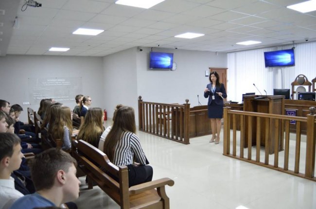 Десятки луцьких учнів потрапили до суду. ФОТО