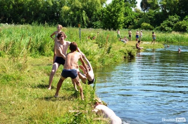 Відпочинок під Луцьком. Річка Чорногузка. ФОТО