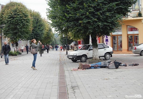 Біля «мертвого» ліхтаря фотографуються молоді люди