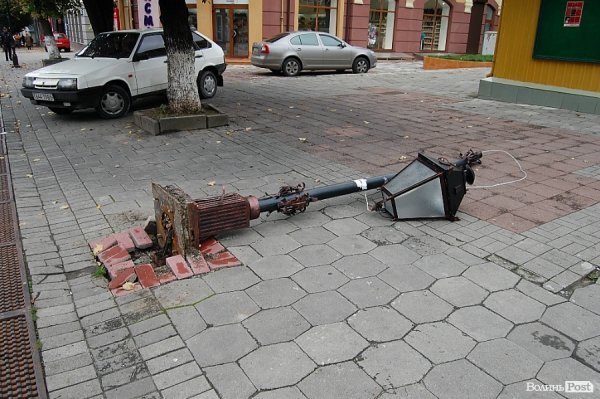 У центрі Луцька впав ліхтар, встановлений мільйонерами. ФОТО