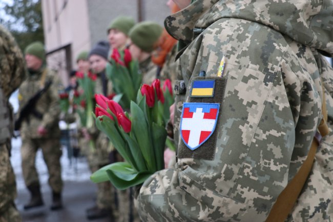Тюльпани для захисниць: військові тероборони Луцька привітали жінок зі святом. ФОТО