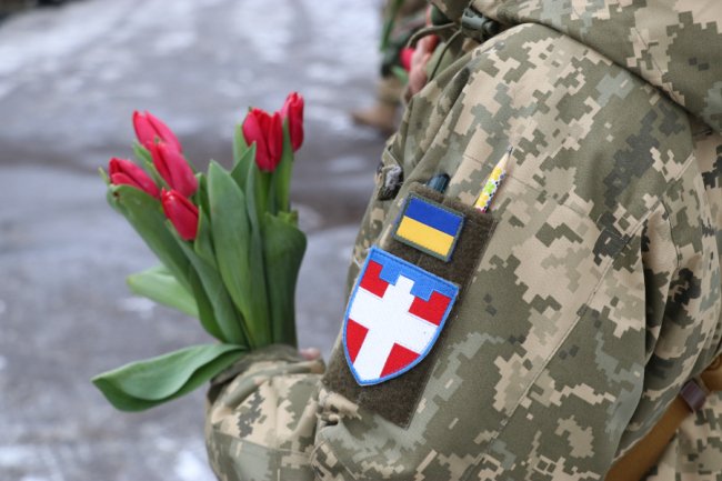 Тюльпани для захисниць: військові тероборони Луцька привітали жінок зі святом. ФОТО