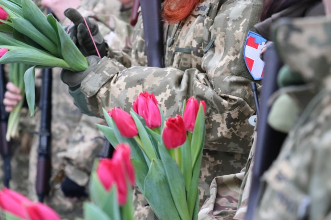 Тюльпани для захисниць: військові тероборони Луцька привітали жінок зі святом. ФОТО