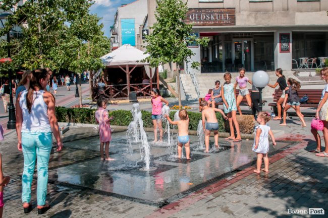 Стир, фонтани і вуличні душі: як у Луцьку рятуються від спеки. ФОТО
