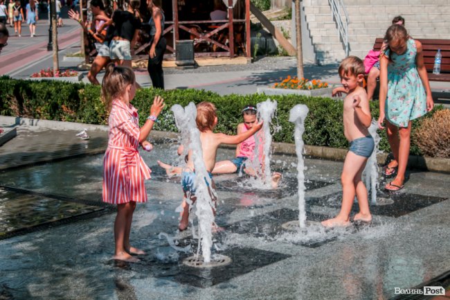 Стир, фонтани і вуличні душі: як у Луцьку рятуються від спеки. ФОТО