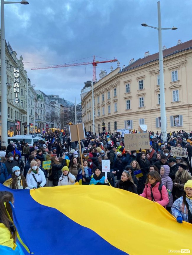 «Я не здамся без бою»: у Відні волиняни мітингують проти війни, яку розпочав Путін. ФОТО. ВІДЕО