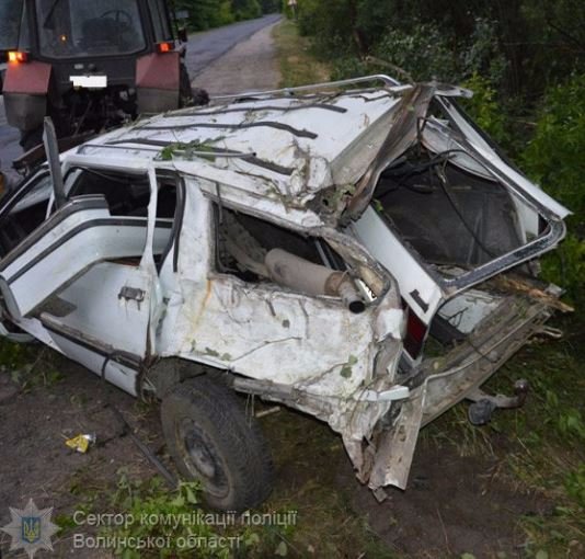 Аварія на Волині: авто з’їхало в кювет і «врізалося» в дерево