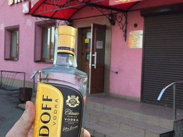 Два луцькі магазини торгували пивом і горілкою у заборонений час