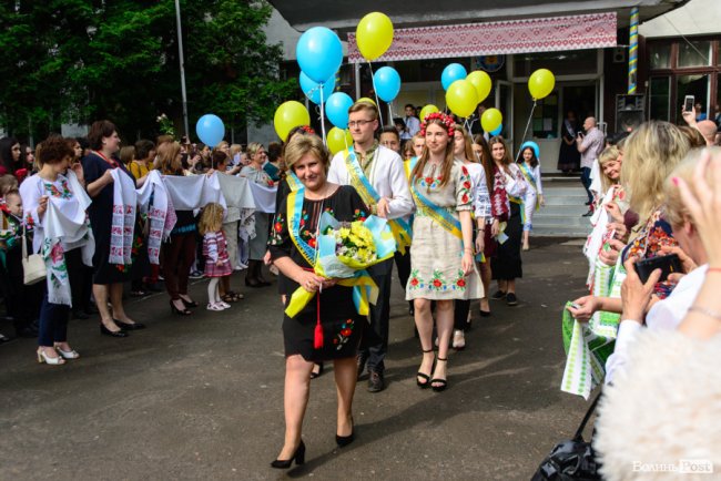 Без пафосу, але з патріотизмом: останній дзвоник у луцькій школі №15. ФОТО