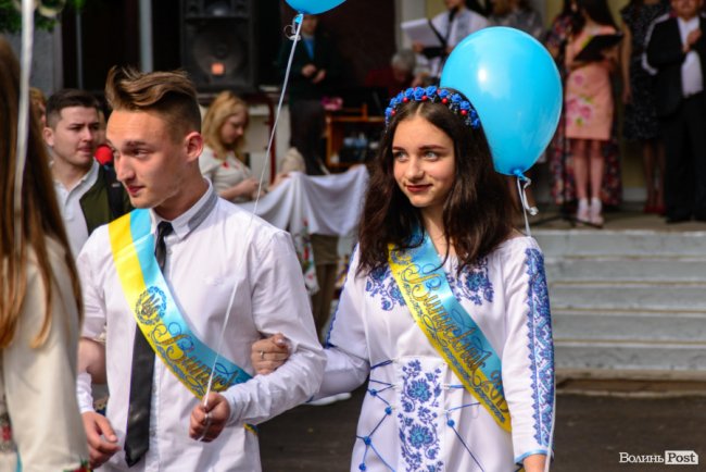 Без пафосу, але з патріотизмом: останній дзвоник у луцькій школі №15. ФОТО